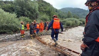 甘肃省榆中县一道路损毁严重，消防救援力量徒步行进前往救援