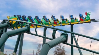 乐高乐园回应“飞龙过山车短时停运”：被困游客均安全疏散，无人受伤