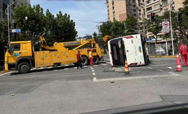 一公交车与土方车碰撞后侧翻，3名乘客送医检查