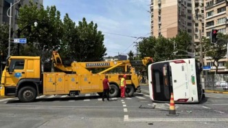 一公交車與土方車碰撞后側(cè)翻，3名乘客送醫(yī)檢查
