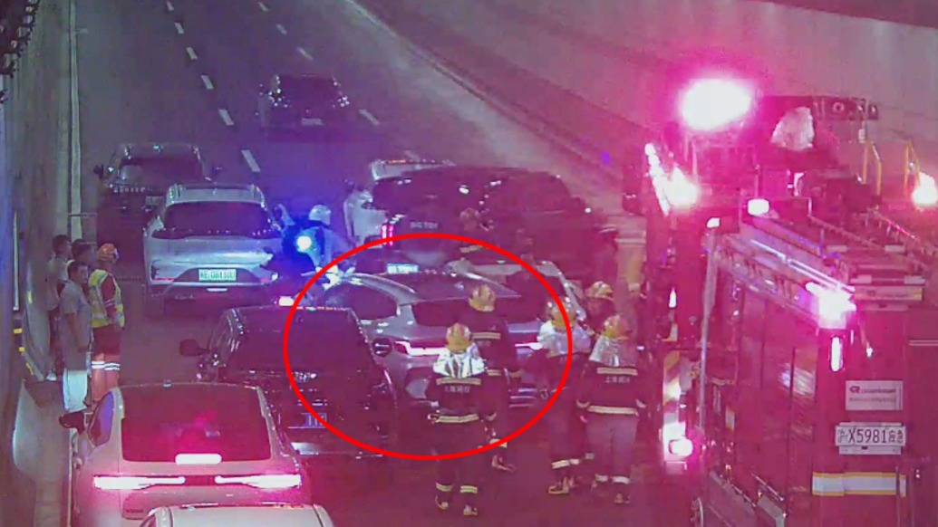 “你的車跟著我”，孕婦即將臨盆卻被堵在隧道，民警緊急出手