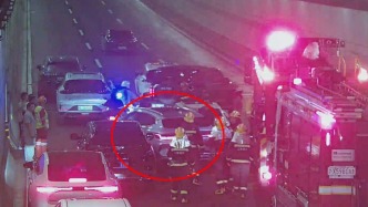 “你的車跟著我”，孕婦即將臨盆卻被堵在隧道，民警緊急出手