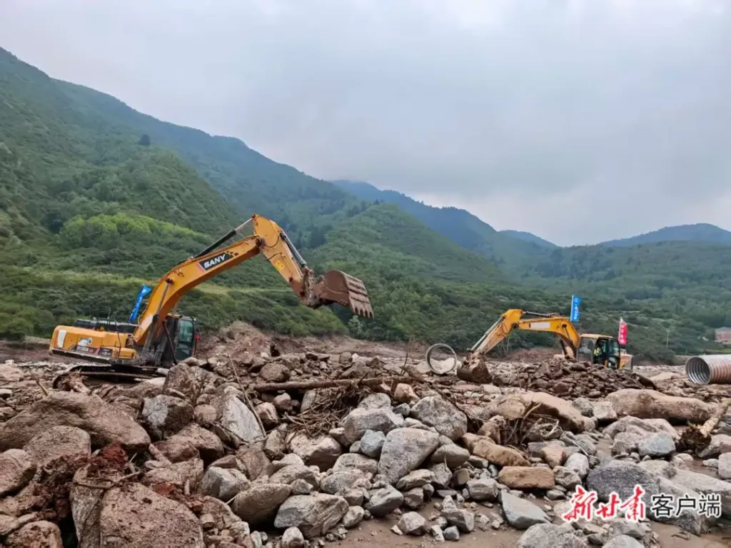 抢修通往榆中县马坡乡受灾最严重村的最后500米道路，天黑前有望打通