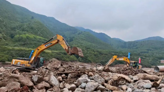 抢修通往榆中县马坡乡受灾最严重村的最后500米道路，天黑前有望打通
