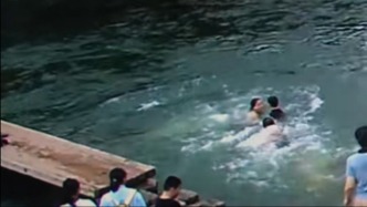 鳳凰古城：外國(guó)女游客跳水勇救落水男孩