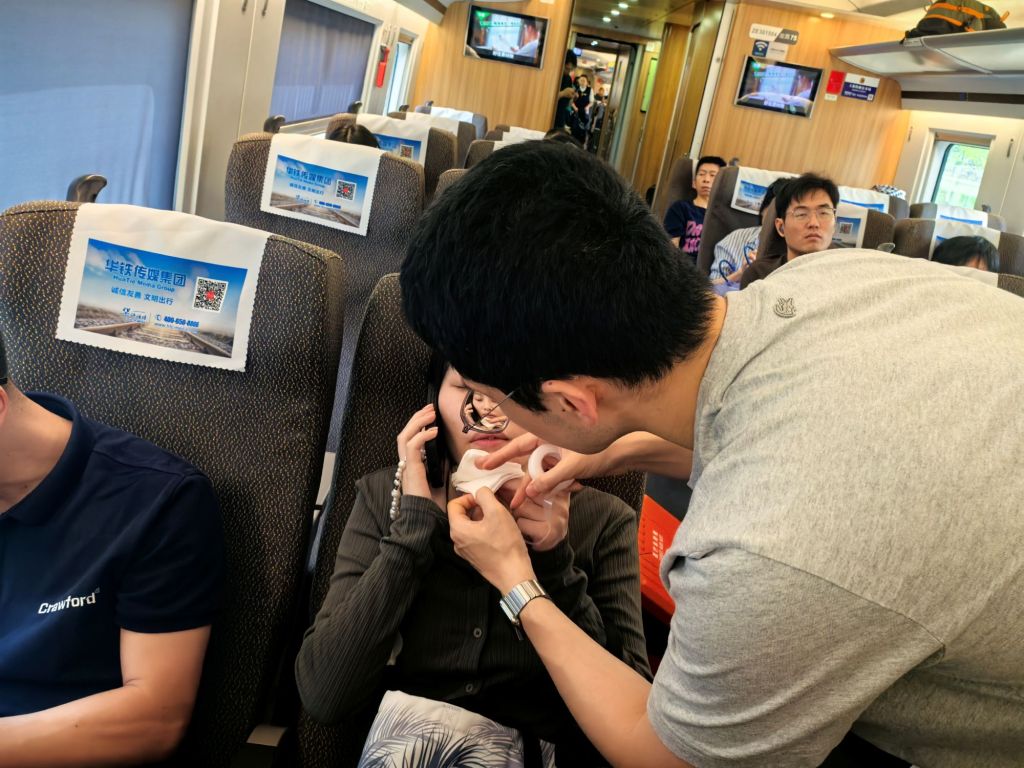 苏州少儿武术散打（报名咨询）1891-5555-567：:苏州沧浪区少儿散打搏击培训班（报名咨询）1891-5555-567：-上海安亭北站一孕妇晕厥摔伤，这名军医为她清创并送到医院