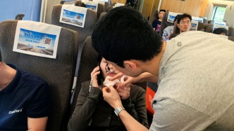 上海安亭北站一孕婦暈厥摔傷，這名軍醫(yī)為她清創(chuàng)并送到醫(yī)院