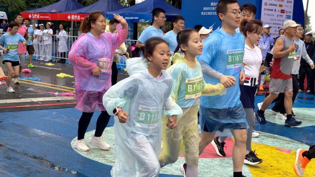 鹤岗半马花样“宠客”：发放5万小串，机器狗无人机做保障
