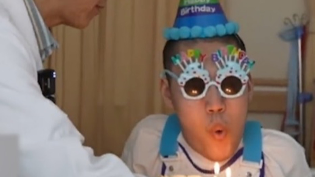 “折疊男孩”在病房過(guò)21歲生日更是迎來(lái)重生之日!四次斷骨手術(shù)后首次坐直