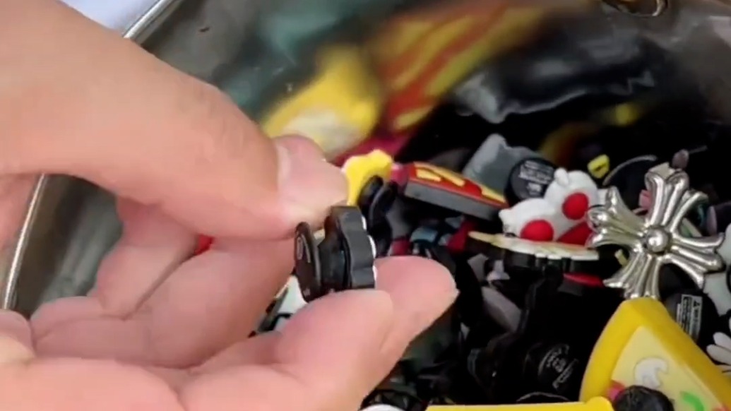 男子在漂流景區(qū)“趕?！保阂粋€(gè)月在河道撿上萬(wàn)個(gè)鞋花，為環(huán)保做貢獻(xiàn)