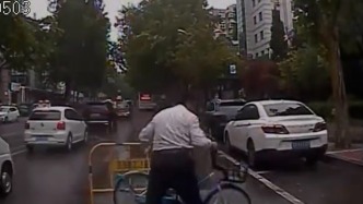 “保障道路安全是每個(gè)人的義務(wù)”，公交司機(jī)停車將移位井蓋復(fù)原