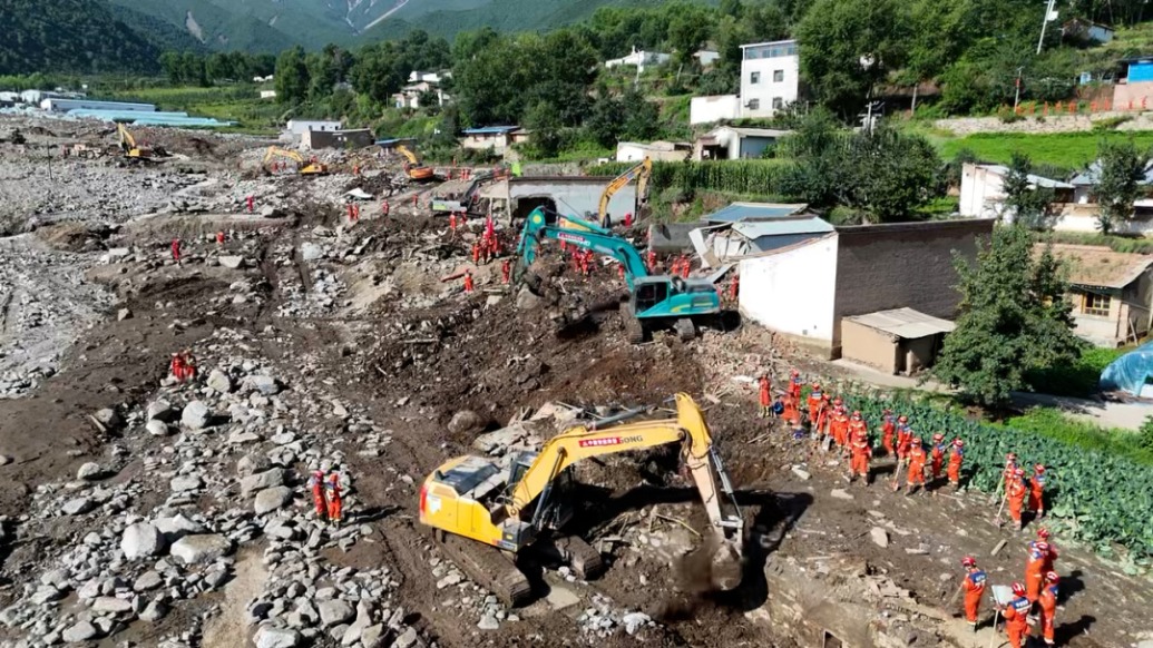 航拍甘肅榆中山洪救援：隊(duì)員進(jìn)入受災(zāi)村莊全方位搜救失聯(lián)人員