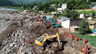 航拍甘肅榆中山洪救援：隊員進入受災村莊全方位搜救失聯(lián)人員