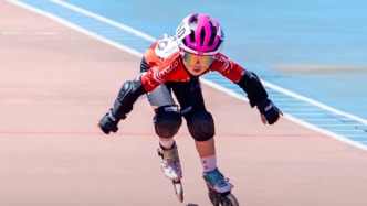 6歲輪滑女孩斬獲兩項(xiàng)全國冠軍，教練：為備戰(zhàn)每天練7小時，磨壞兩套鞋