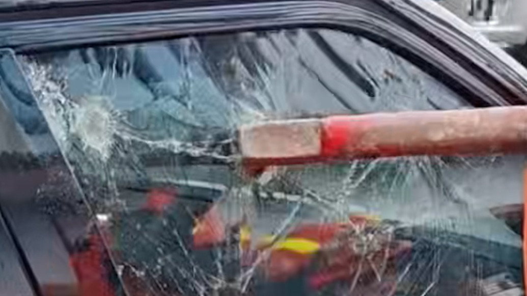 30℃高溫下3歲娃因家長(zhǎng)疏忽被鎖車內(nèi)，119成功破窗救出