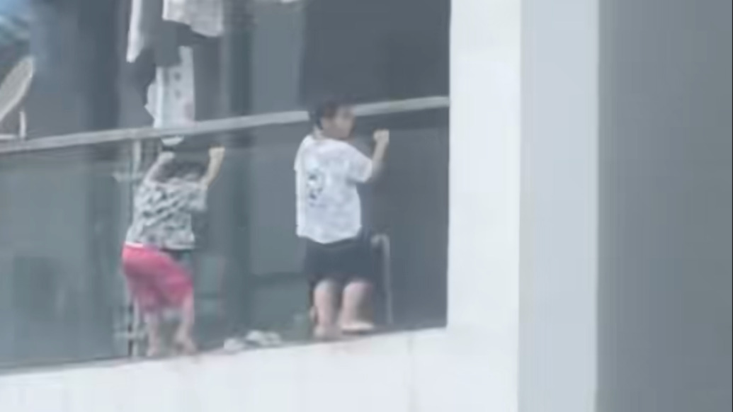 幼童在13层阳台外悬空玩引体向上，拍摄者立即联系物业救援