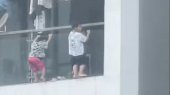 幼童在13层阳台外悬空玩引体向上，拍摄者立即联系物业救援