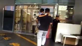 “救救我儿子！”男童断指家长紧急求助，上海特警快速送医