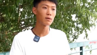 雨后河水暴漲村民不慎落水，小伙救人嗆水堅持不松手