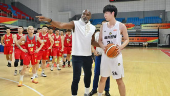 “浙BA”引來(lái)NBA明星：姚明隊(duì)友莫布利點(diǎn)撥嘉興業(yè)余球員