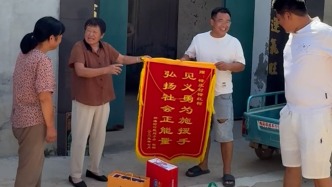 三輪車側(cè)翻男子被壓昏迷，過路小伙緊急施救