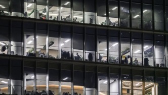 员工加班近160小时被通报表扬，工人日报：向畸形加班文化说不