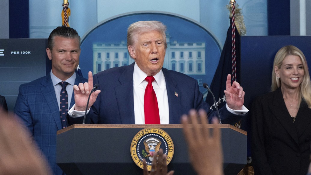 忘了要在哪見(jiàn)普京?特朗普當(dāng)眾將會(huì)晤地點(diǎn)美國(guó)阿拉斯加兩次說(shuō)成俄羅斯