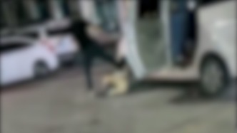 開封一女生拒絕上車被腳踹拳打，當(dāng)?shù)鼗貞?yīng)：兩人是父女，女生叛逆期不回家