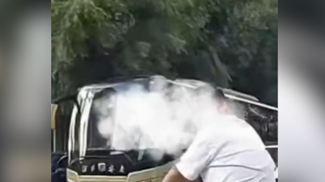 沈陽(yáng)警方通報(bào)車輛撞人事件：涉事19歲司機(jī)被刑拘，被撞者無(wú)生命危險(xiǎn)