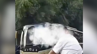 沈陽警方通報(bào)車輛撞人事件：涉事19歲司機(jī)被刑拘，被撞者無生命危險(xiǎn)