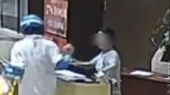 “外賣員取餐后摸前臺(tái)女孩臉”引熱議，警方通報(bào)