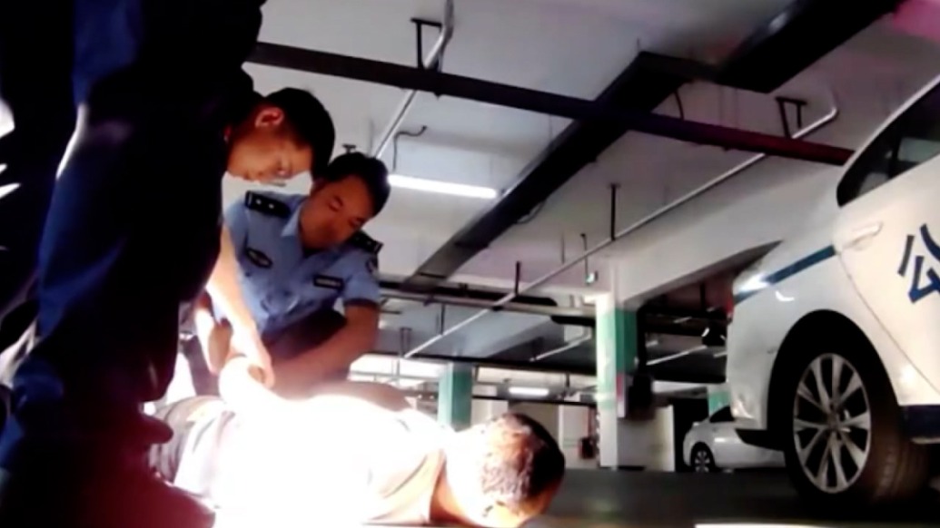 第一视角看民警抓小偷：停车场上演追击大战