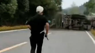 渣土车侧翻压住私家车，附近工厂老板带员工狂奔上前砸车窗救人