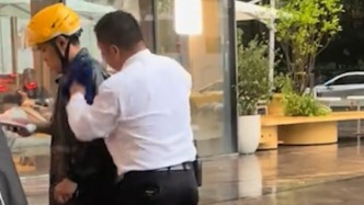 好暖的“特別待遇”！商場門口保安為外賣小哥擦去身上的雨水