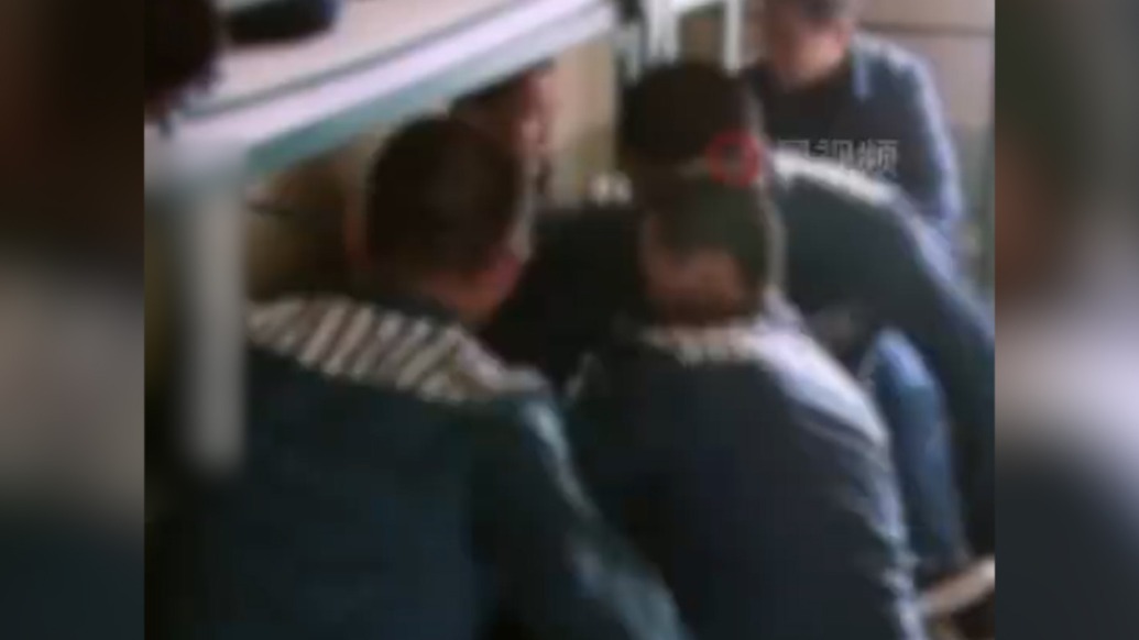 49歲男子因涉嫌猥褻兒童，被同監(jiān)室男子打斷肋骨