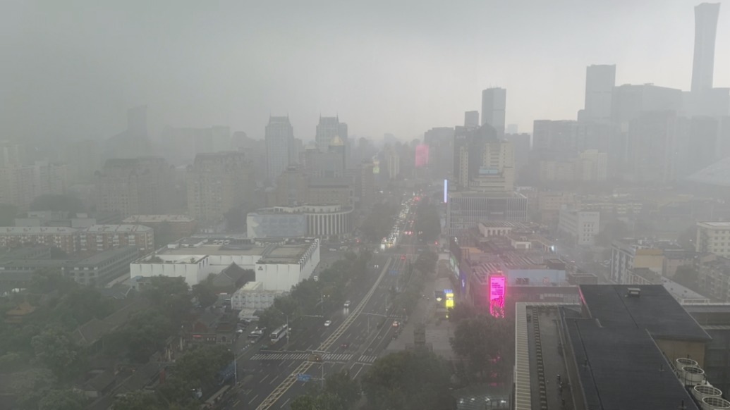 北京6預(yù)警齊發(fā)！實(shí)拍大雨來(lái)臨前烏云籠罩，壓迫感十足