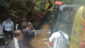 遼寧撫順清原警方通報(bào)一旅游大巴景區(qū)側(cè)翻：4名乘客遇難