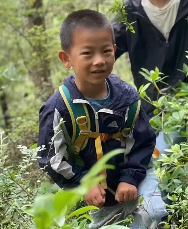 8岁自闭症男童苍山走失现场：大理市持续降雨，苍山云雾笼罩
