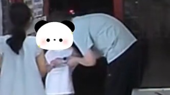 熱心的老板聰明的娃！男童與家人走散打著電話手表求助，店老板牽緊孩子幫忙聯(lián)系家長