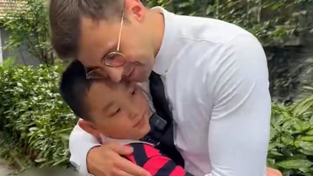 南京小学生偶遇马库斯，献上拥抱表达谢意