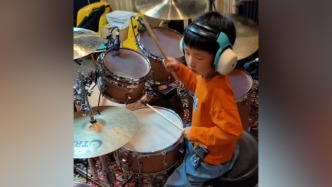 7歲娃拿下架子鼓最小年齡組冠軍，媽媽?zhuān)荷钪腥湓挷浑x鼓