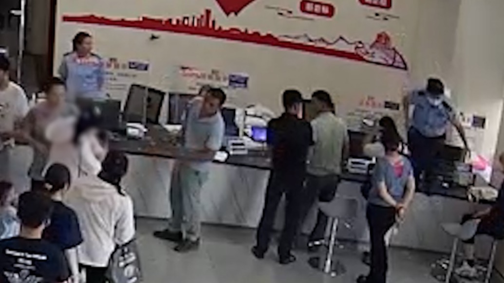 辦證群眾派出所暈倒，輔警從柜臺(tái)一躍而出緊急救助