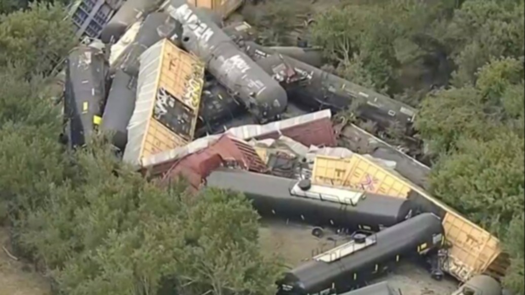 約35節(jié)車廂脫軌！一載有疑似危險(xiǎn)品的火車在美國(guó)得州發(fā)生事故