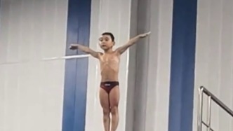 上海6歲“肌肉小將”淡定從高處跳水，“水花消失術(shù)”驚艷全場