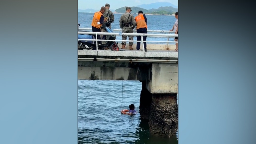 女子酒后墜海抱住橋墩求生，保安扔出救生圈，海警將其拽上船