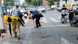 卖桃大爷的鲜桃散落一地，路过的他们默默帮忙捡起
