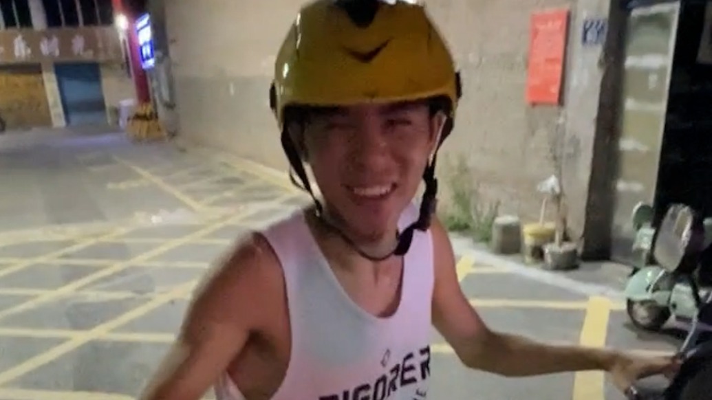 “挣点零花钱都被你逮到了!”大二男生暑假送外卖发现顾客是自己的高中老师