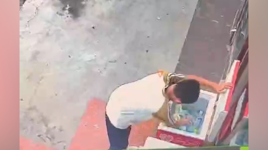 小卖部冰柜成爱心“接力站”！多名居民带物资主动补给