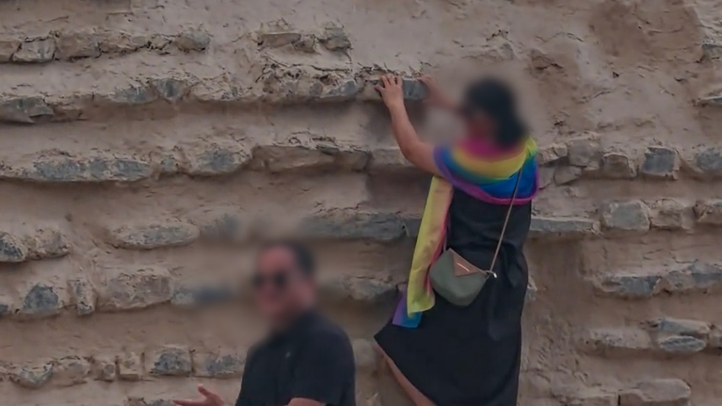 游客踩懸壁長(zhǎng)城城墻拍照?景區(qū):系后修的非文物,將加強(qiáng)巡查