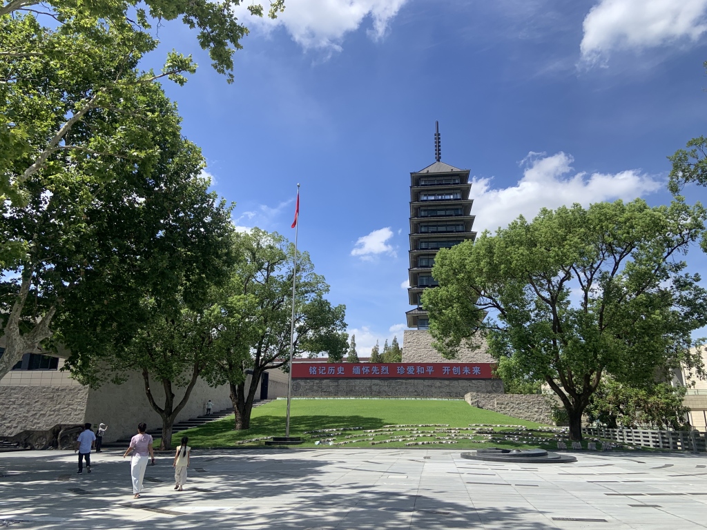 他们在这一天来到淞沪抗战纪念馆，“要让下一代记住这段历史”